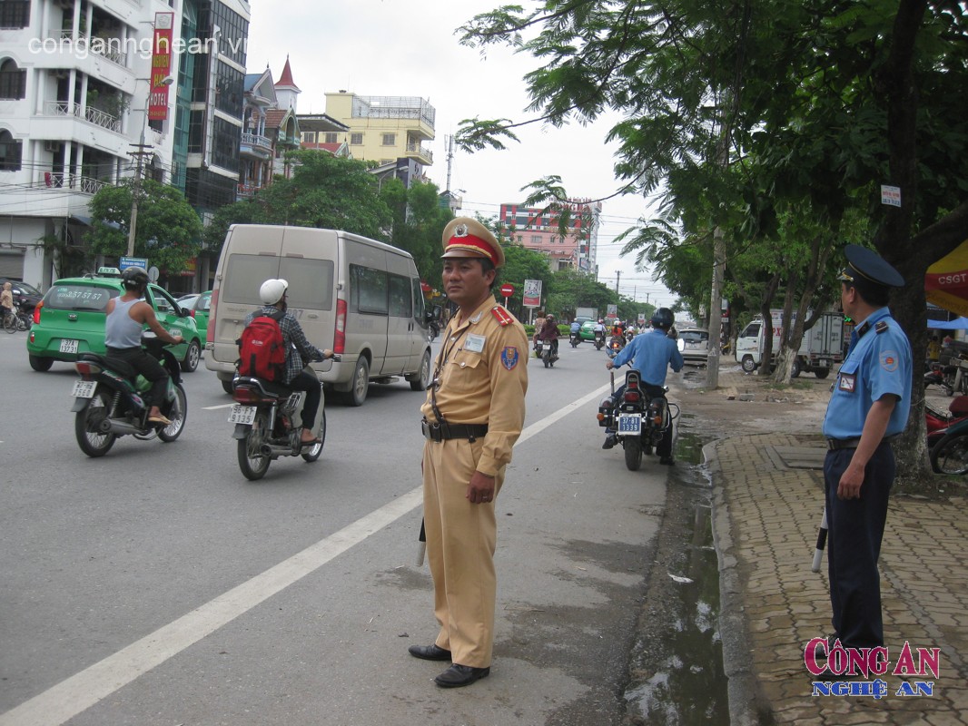 Lực lượng CSGT Công an TP Vinh phối hợp với các cơ quan chức năng  liên quan tăng cường tuần tra kiểm soát trên các tuyến đường lớn