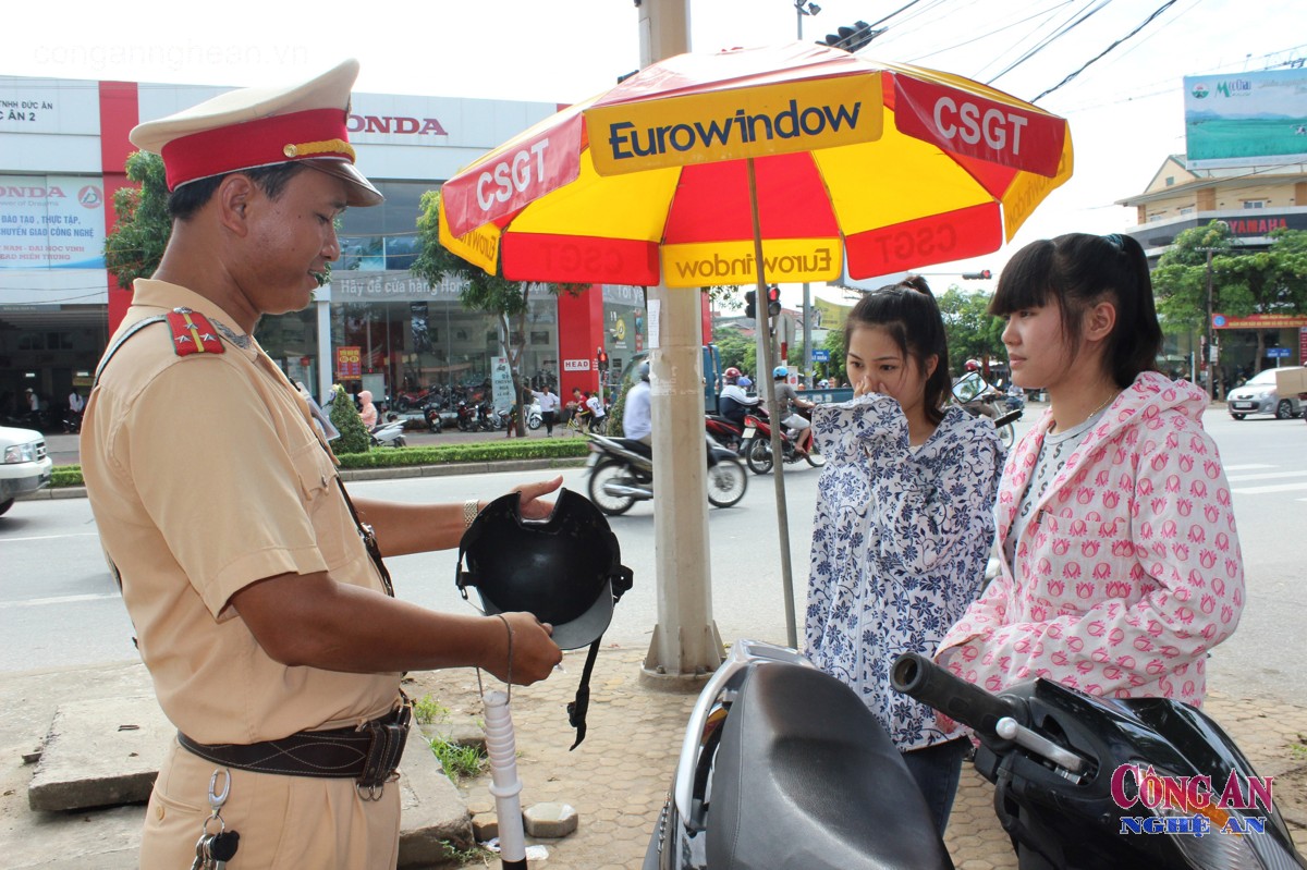 CSGT nhắc nhở, tuyên truyền cho người dân cách thức phân biệt  MBH thật và MBH “dởm”