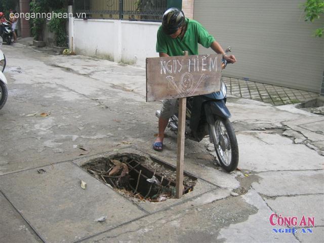 Người dân đặt biển cảnh báo  ngay tấm bê tông bị vỡ