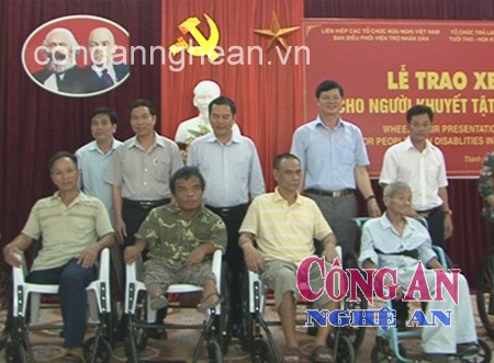 150 người khuyết  tật Nghệ An được trao tặng xe lăn đợt này - Ảnh:   Ngọc  Hà