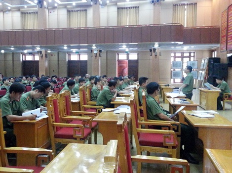 Cán bộ Phòng Quản lý đào tạo, Học viện ANND đang tập huấn một số kỹ thuật cho điểm trưởng, thư ký.