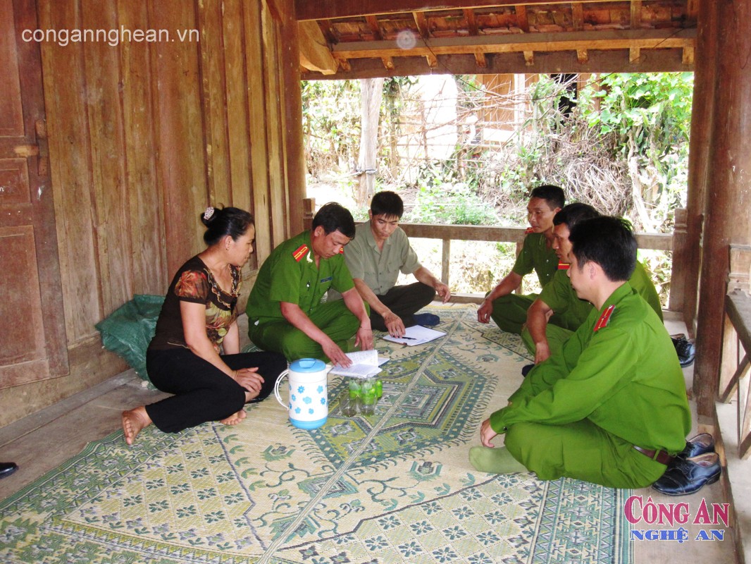 Cán bộ Công an huyện Kỳ Sơn “ba cùng” với nhân dân