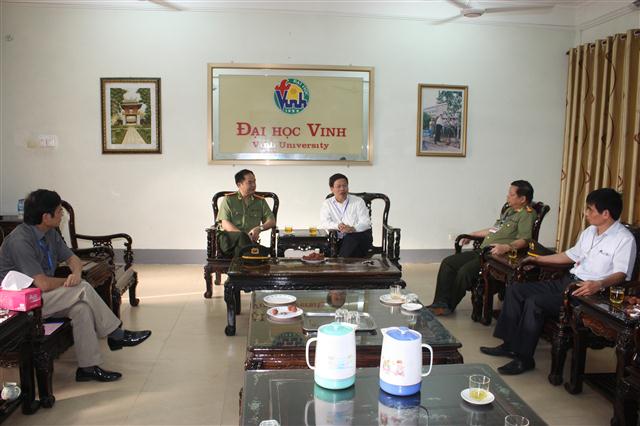 Đại tá Vũ Chiến Thắng - PGĐ Công an tỉnh kiểm tra tại HĐTS Cụm thi Vinh