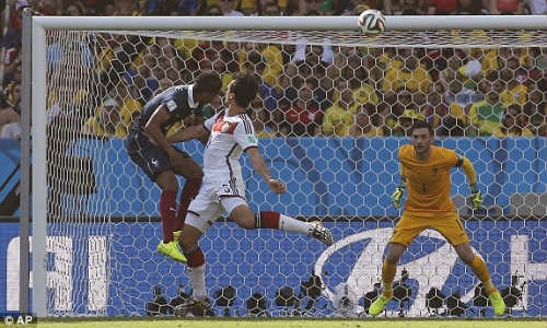 Hummels của Đức đánh đầu ghi bàn duy nhất của trận đấu