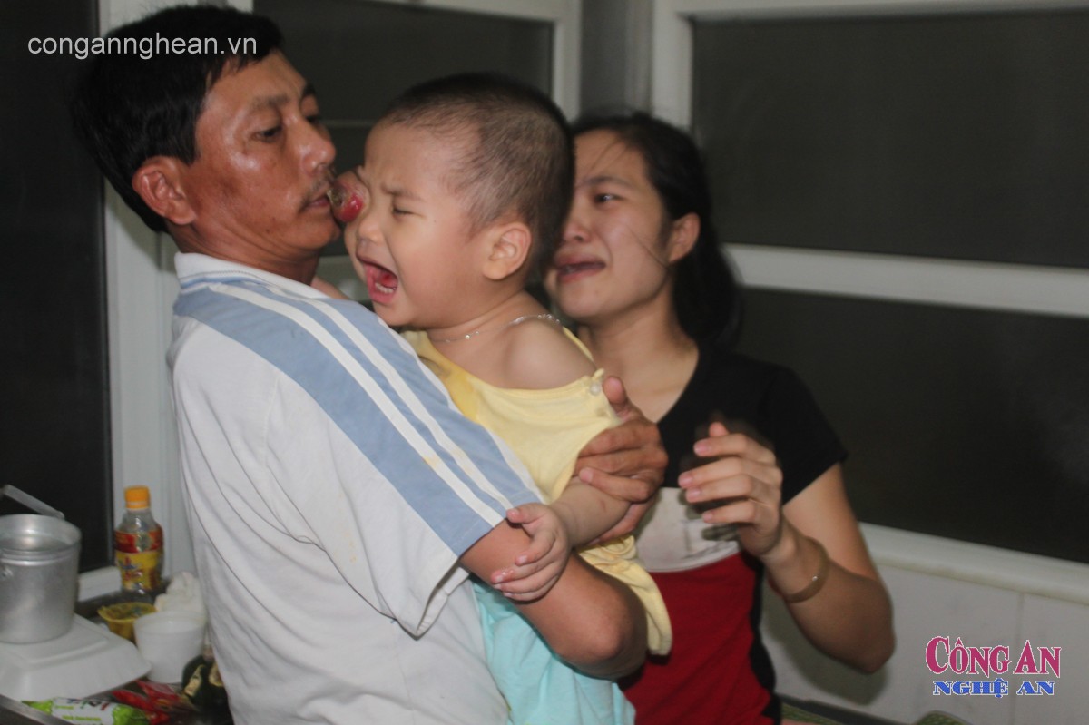 Bé Hà Thiện Nhân đang phải chịu nỗi đau hành hạ mỗi ngày khi chỉ mới 2 tuổi