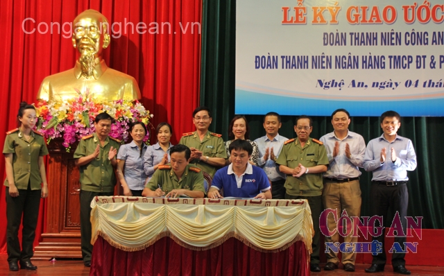 Thiếu tá Phan Tuấn Anh - Bí thư Đoàn TN Công an tỉnh; Đồng chí Trần Thanh Sơn - Bí thư Đoàn TN BIDV ký bản giao ước