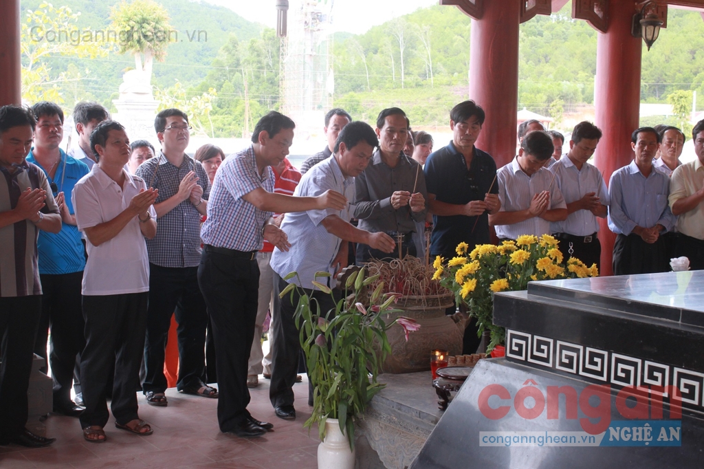 Đoàn công tác dâng hương, viếng các nữ TNXP tại Khu di tích lịch sử Truông Bồn