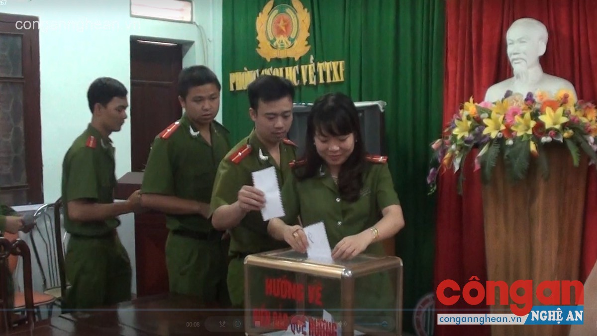 Đông đảo cán bộ, chiến sỹ phòng CSQLHC về TTXH tham gia quyên góp ủng hộ 