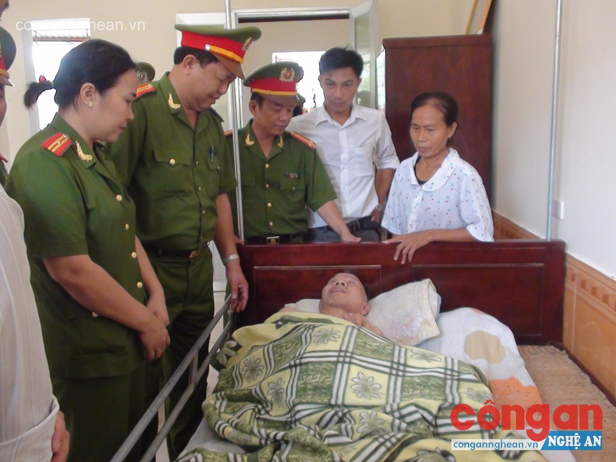 Tới thăm từng giường bệnh và hỏi han tình hình sức khỏe các thương binh