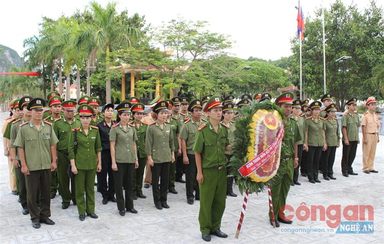Trang nghiêm trước anh linh các Anh hùng liệt sỹ