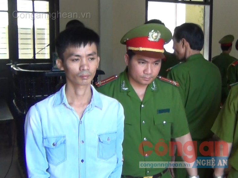 Dẫn giải bị cáo Nguyễn Tiến Mạnh