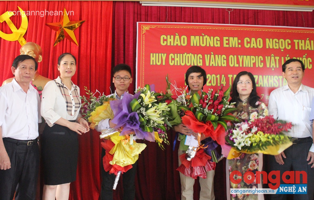 Đồng chí Đinh Thị Lệ Thanh, Ủy viên BTV Tỉnh ủy, Phó Chủ tịch UBND tỉnh tặng hoa cho em Cao Ngọc Thái