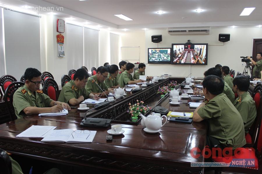 Tại đầu cầu trực tuyến Công an tỉnh Nghệ An