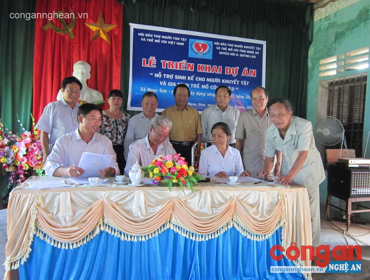 Ông Nguyễn Đình Liêu, Chủ tịch Hội Bảo trợ NTT TMC Việt Nam; lãnh đạo Tỉnh hội, lãnh đạo huyện Quỳnh Lưu,             ký cam kết triển khai dự án dạy nghề cho NKT và TMC  tại xã Ngọc Sơn, huyện Quỳnh Lưu