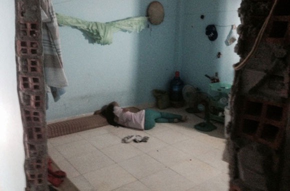 Bé Tr. trong căn phòng trọ bị hai nam thnanh niên giở trò đồi bại