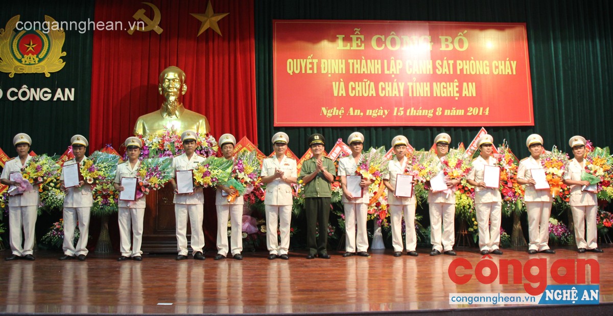 Trao các quyết định bổ nhiệm trưởng phòng 