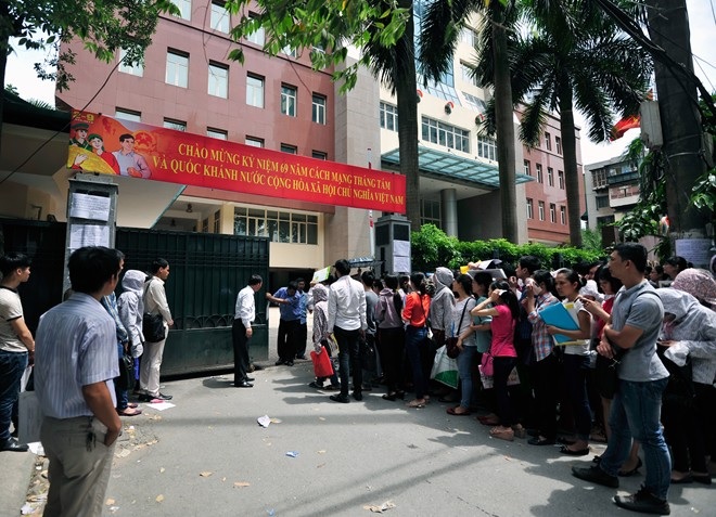 Hàng nghìn người nộp đơn thi công chức tại Cục Thuế Hà Nội