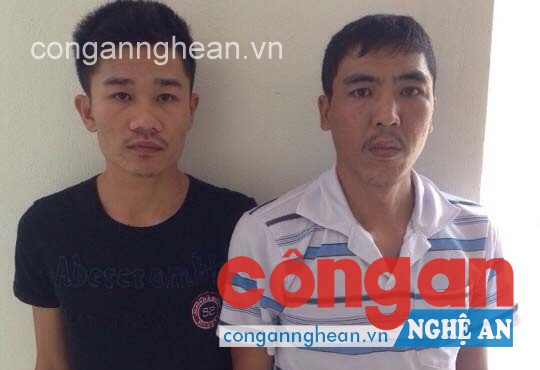 Đối tượng Đặng Công Nam (áo sọc) và Thái Văn Hiệp