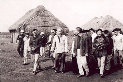 Chủ tịch Hồ Chí Minh thăm xã lấn biển Nam Cường, Tiền Hải, Thái Bình, tháng 3/1962. Ảnh: ditichhochiminhphuchutich.gov.vn 