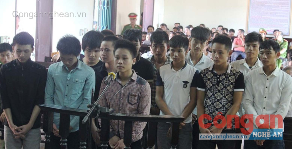 Các bị cáo đứng trước vành móng ngựa