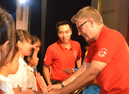 AIA Vietnam offers 40 bicycles and 120 scholarships for poor students