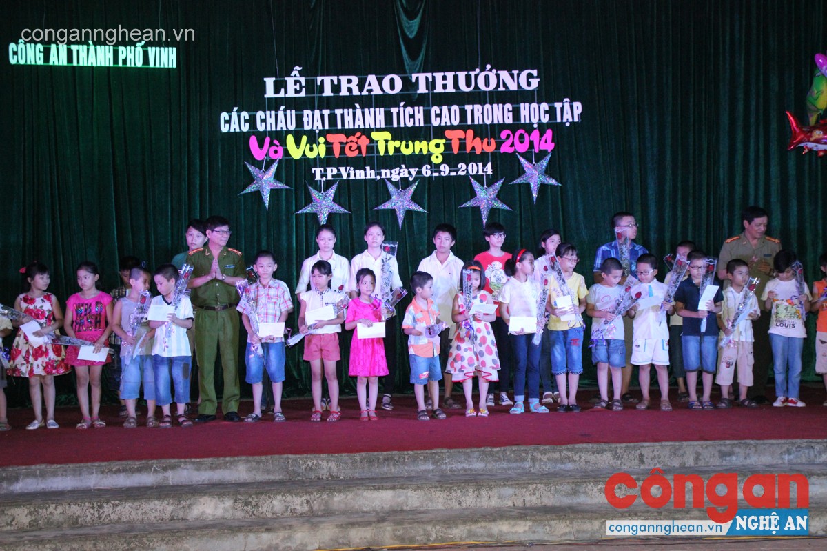 Lãnh đạo Công an TP Vinh trao quà cho các cháu có thành tích cao trong học tập
