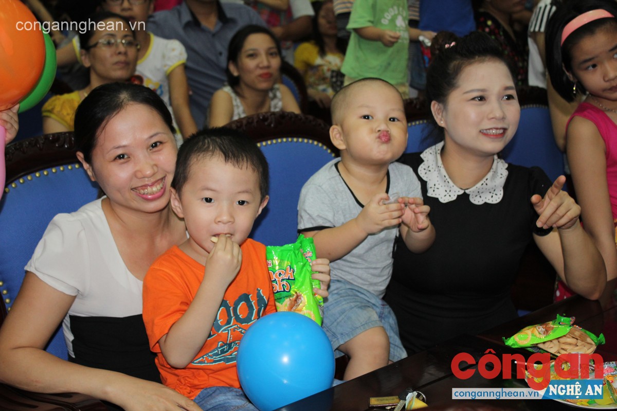 Bé tạo dáng cùng mẹ