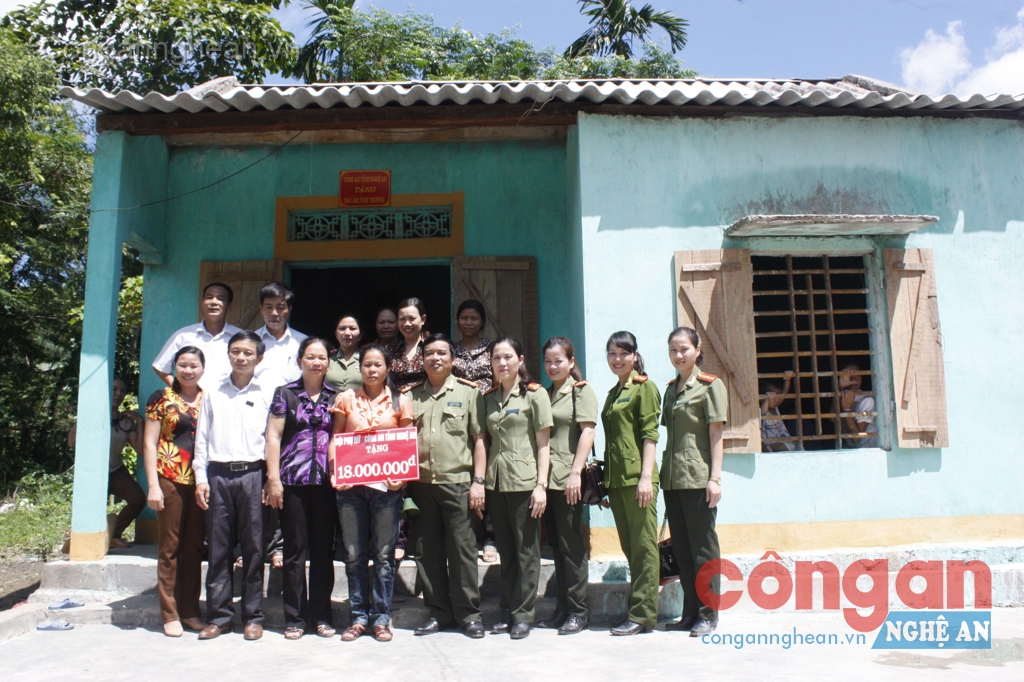 Hội phụ nữ Công an tỉnh bàn giao nhà, tặng quà cho gia đình chị Vi Thị Ngân 