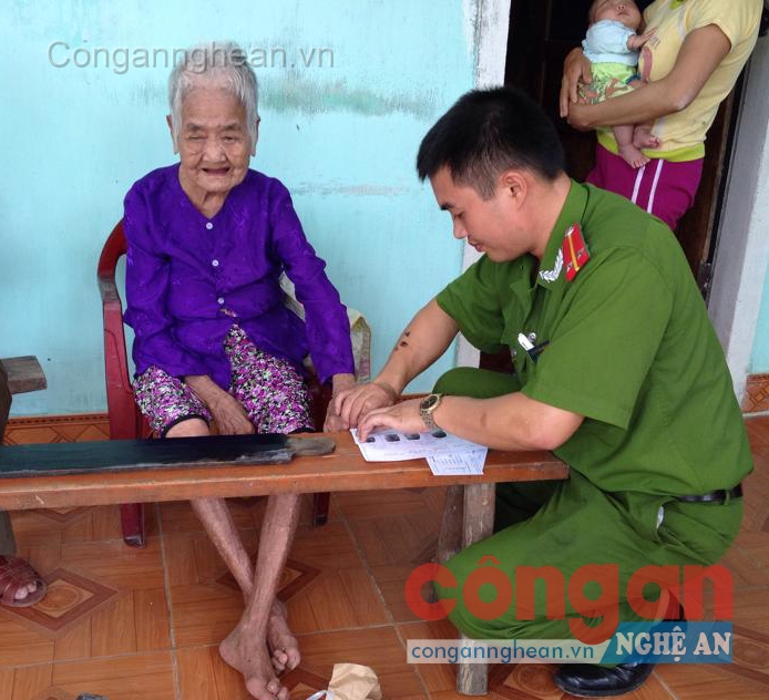 Tổ CMND đến tận nhà làm CMND cho cụ Lê Thị Chững 