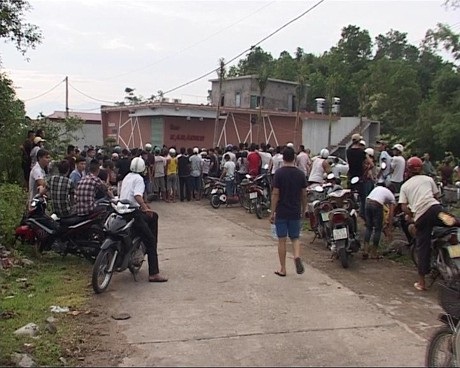 Rất đông người dân hiếu kỳ đến hiện trường nơi xảy ra vụ việc