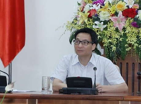 Phó Thủ tướng Vũ Đức Đam đề nghị Bộ Y tế khẩn trương hoàn thành Đề án tái cơ cấu các đơn vị sản xuất vắc xin. Ảnh: VGP/Đình Nam