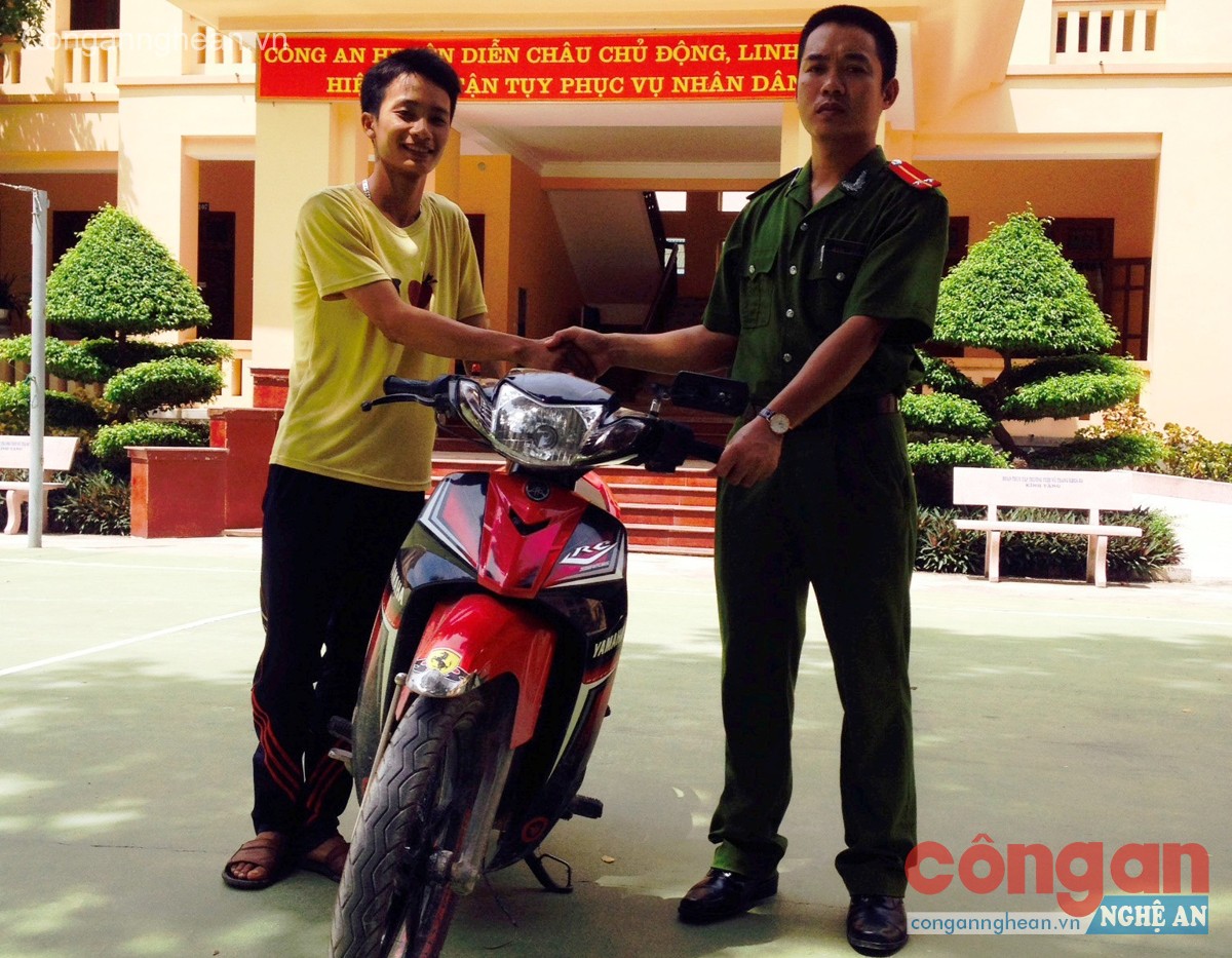 Công an huyện Diễn Châu trả lại tài sản cho bị hại trong vụ lừa đảo