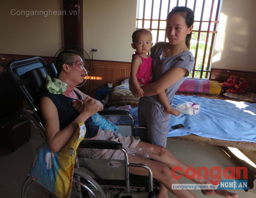 Thiếu úy Huy đang được chăm sóc tại nhà                                               