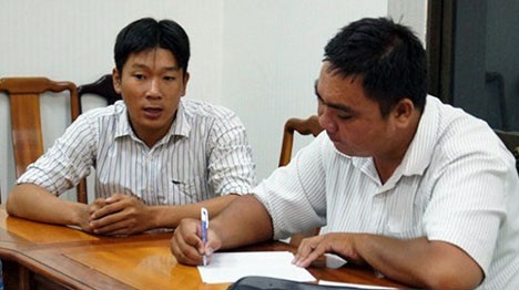 Long “gà” đầu thú tại Công an TP Thủ Dầu Một, tỉnh Bình Dương.
