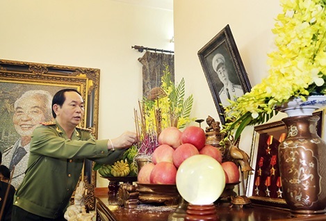 Đại tướng Trần Đại Quang, Ủy viên Bộ Chính trị, Bí thư Đảng ủy Công an Trung ương, Bộ trưởng Bộ Công an dâng hoa, thắp hương, tưởng nhớ Đại tướng Võ Nguyên Giáp. nhân 1 năm ngày Đại tướng Võ Nguyên Giáp về cõi vĩnh hằng (30/8 âm lịch)
