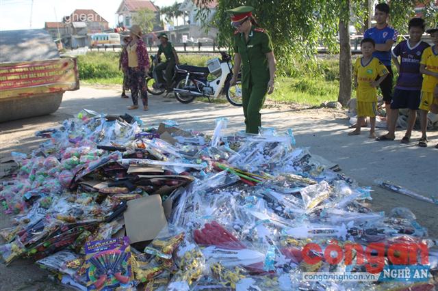 Đồ chơi trẻ em mang tính bạo lực được tiêu hủy theo đúng quy trình