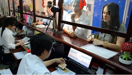 Người dân sẽ chỉ một lần phải đến cơ quan cấp đổi để được nhận GPLX thay vì hai lần như hiện nay.
