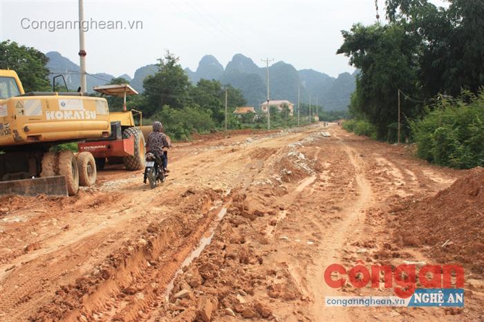 Sau hơn 3 năm, con đường thi công vẫn còn dở dang, ảnh hưởng rất lớn  đến đời sống người dân