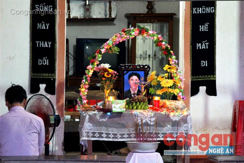 Di ảnh, bàn thờ nạn nhân xấu số