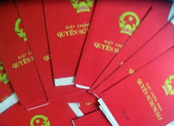Nhiều sổ đỏ của người dân bị cầm cố vì tin lời vị luật sư 'từ thiện'. Ảnh minh họa