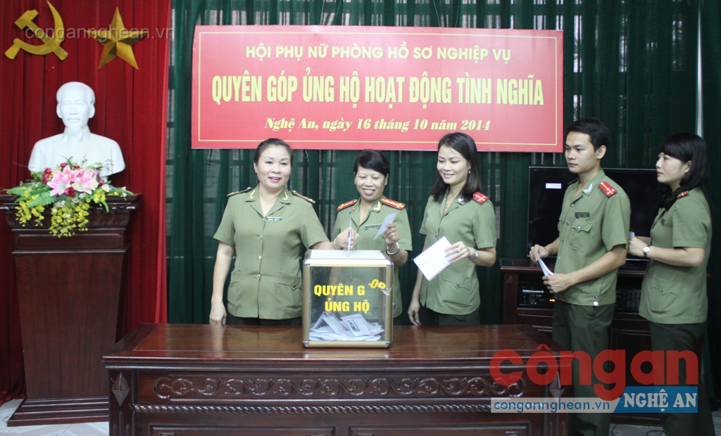 CBCS phòng Hồ sơ nghiệp vụ Công an tỉnh quyên góp ủng hộ chị em phụ nữ có hoàn cảnh khó khăn  