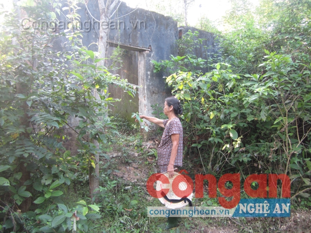 Kho thuốc bây giờ chỉ còn là những bức tường đổ nát nhưng mùi thuốc trừ sâu vẫn bốc lên nồng nặc