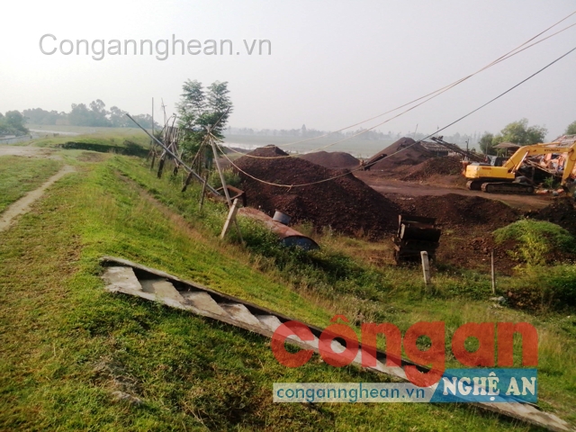 Công ty Khai thác khoảng sản Bắc Sơn, xã Hưng Xuân (Hưng Nguyên) tập kết quặng lấn chiếm cao bằng mặt đê