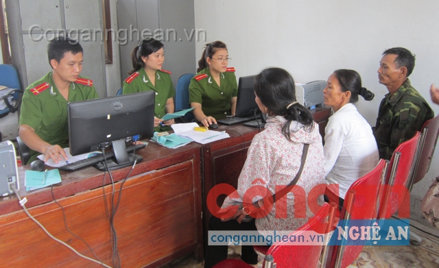 Cán bộ Trại Tạm giam niềm nở tiếp đón người thân đến thăm can phạm nhân
