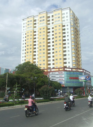 Khách h� ng được vay vốn gói hỗ trợ tín dụng về nh� ở để mua, thuê mua nh� tại các chung cư nh� ở thương mại. Trong ảnh: Chung cư cao tầng kết hợp siêu thị trên đường Lê Hồng Phong (TP. Vũng T� u).