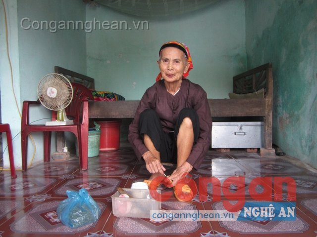 Bà Sâm trong ngôi nhà cũ nát của mình