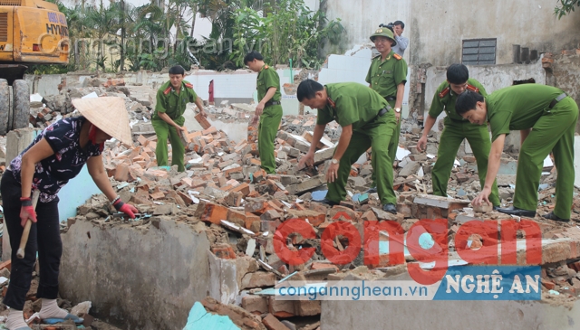 Công an phường Quang Trung giúp nhân dân tháo dỡ nhà cửa nhằm giải tỏa hành lang ATGT