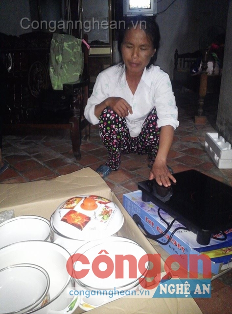 Chị Bảy và số tang vật mà các  đối tượng lạ mặt để lại