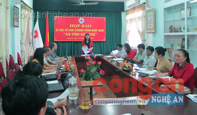 Chủ tịch Hội Chữ thập đỏ tỉnh Nghệ An thông báo nội dung chương trình 