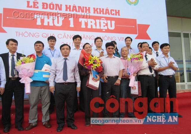 Đại diện lãnh đạo tỉnh và Cảng Hàng không Vinh tặng hoa cho 3 vị khách may mắn